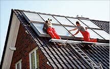 Mitarbeiter von GT Haustechnik Güterloh installieren Solarpanels