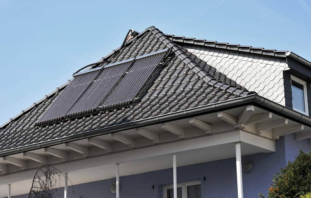 Solarthermien auf dem Dach eines Hauses