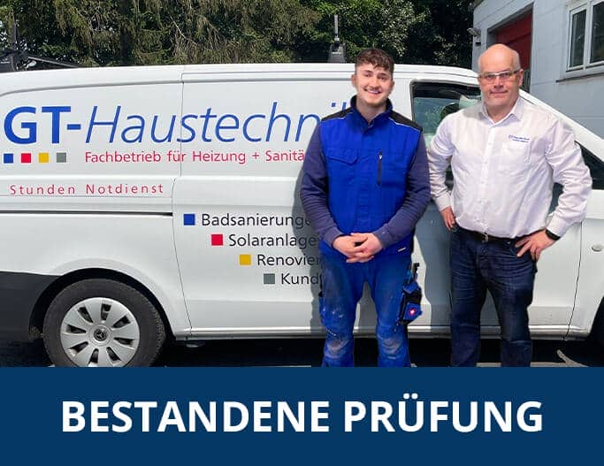 Unser neuer Geselle im Bereich Heizung und Sanitär und Geschäftsführer Andreas Vogelsang von GT Haustechnik stehen vor einem Firmenwagen.